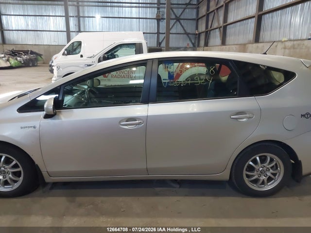 Toyota PRIUS V 2017 JTDZN3EU4HJ067924 Image 13