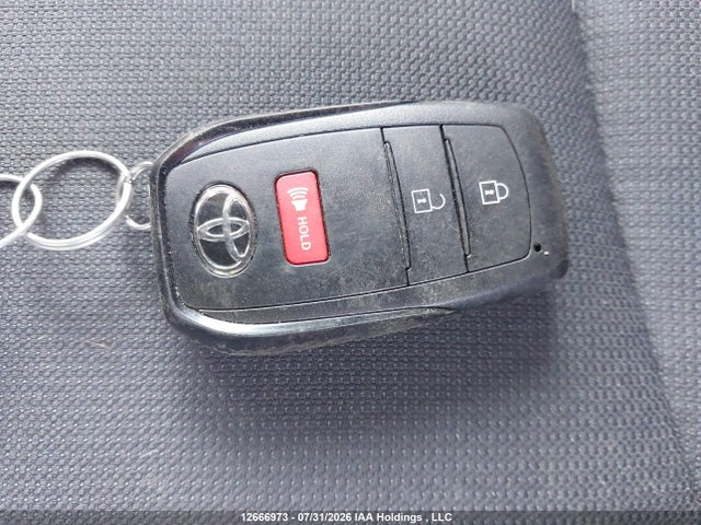 12666973 :رقم المزاد ، 7MUBAABG0RV098825 vin ، 2024 Toyota Corolla Cross Le مزاد بيع