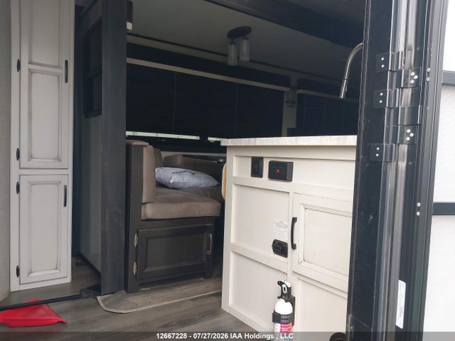 12667228 :رقم المزاد ، 1UJBJ0BS6M14A0516 vin ، 2021 Jayco White Hawk مزاد بيع
