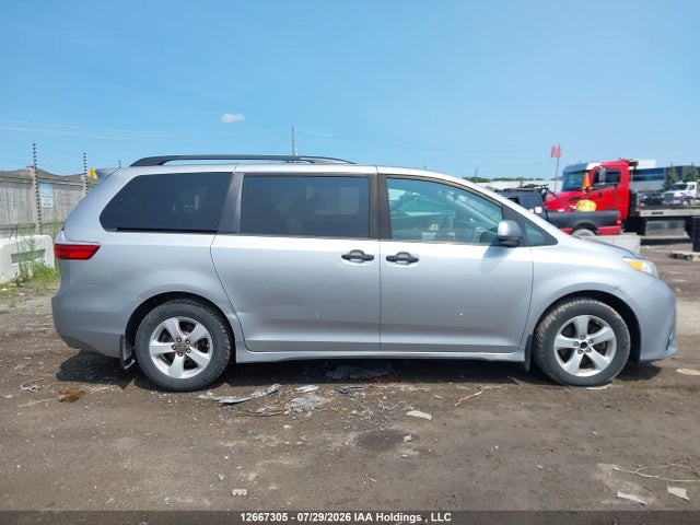 Aukcja sprzedaży 2018 Toyota Sienna L, vin: 5TDZZ3DC7JS957999, numer aukcji: 12667305