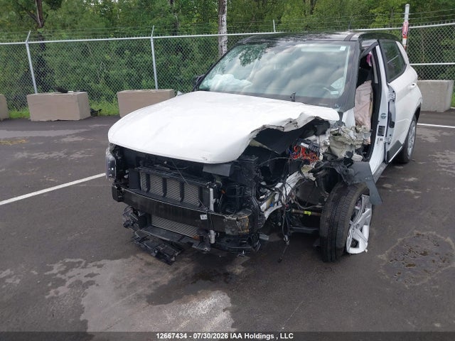 Hyundai Venue Essential W/two-tone 2025 KMHRB8A33SU394531 Image 2