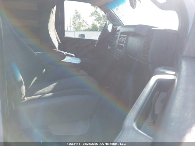 GMC Savana G2500 2018 1GTW7AFG7J1329919 Image 5