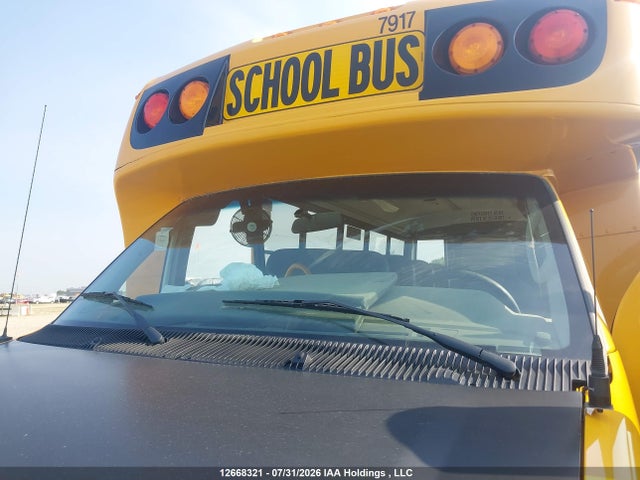 12668321 :رقم المزاد ، 1FDFE4FSXJDC32686 vin ، 2018 Ford Econoline E450 Super Duty Cutwy Van مزاد بيع