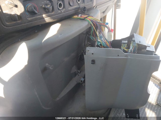 12668321 :رقم المزاد ، 1FDFE4FSXJDC32686 vin ، 2018 Ford Econoline E450 Super Duty Cutwy Van مزاد بيع