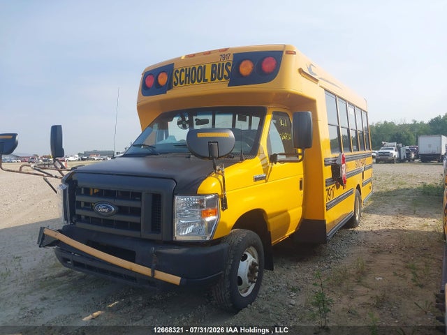 12668321 :رقم المزاد ، 1FDFE4FSXJDC32686 vin ، 2018 Ford Econoline E450 Super Duty Cutwy Van مزاد بيع