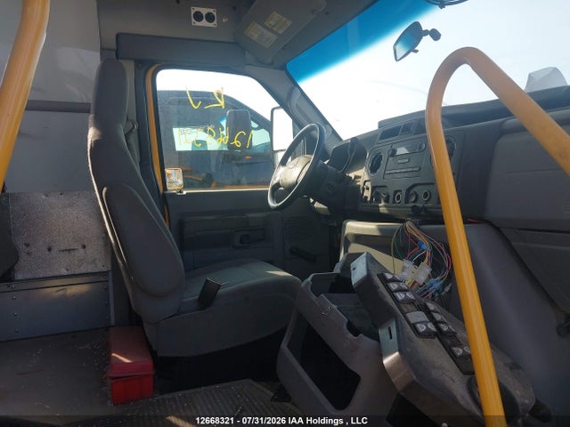 12668321 :رقم المزاد ، 1FDFE4FSXJDC32686 vin ، 2018 Ford Econoline E450 Super Duty Cutwy Van مزاد بيع