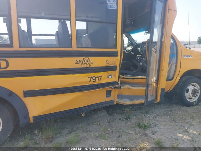 12668321 :رقم المزاد ، 1FDFE4FSXJDC32686 vin ، 2018 Ford Econoline E450 Super Duty Cutwy Van مزاد بيع