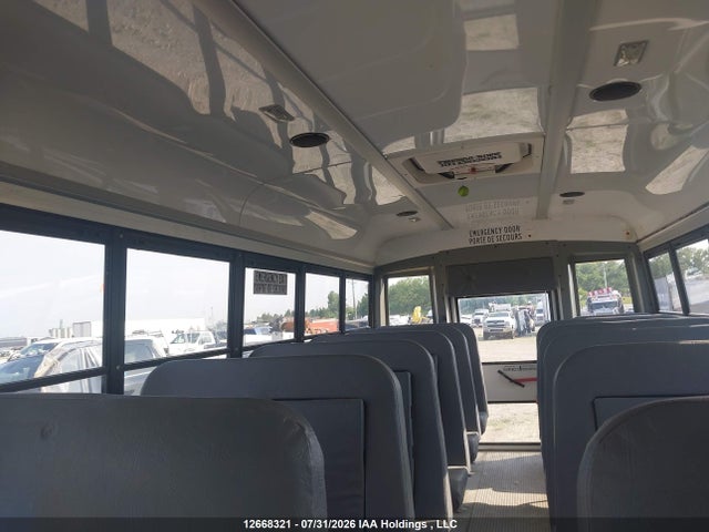 12668321 :رقم المزاد ، 1FDFE4FSXJDC32686 vin ، 2018 Ford Econoline E450 Super Duty Cutwy Van مزاد بيع