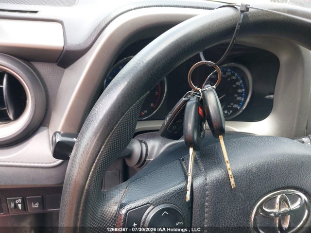 2T3BFREV5JW818322 Toyota RAV4 LE