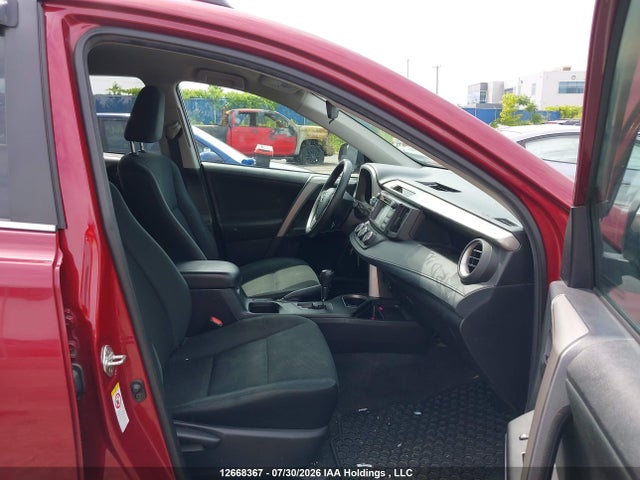 2T3BFREV5JW818322 Toyota RAV4 LE