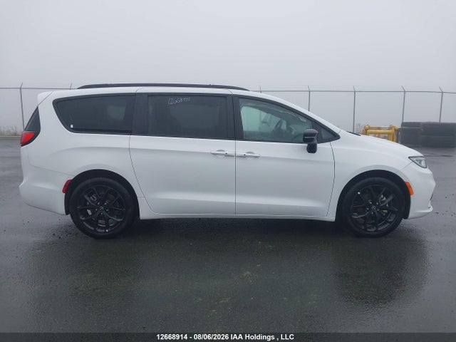 Chrysler Pacifica Limited 2026 2C4RC1GG1TR269030 Image 12