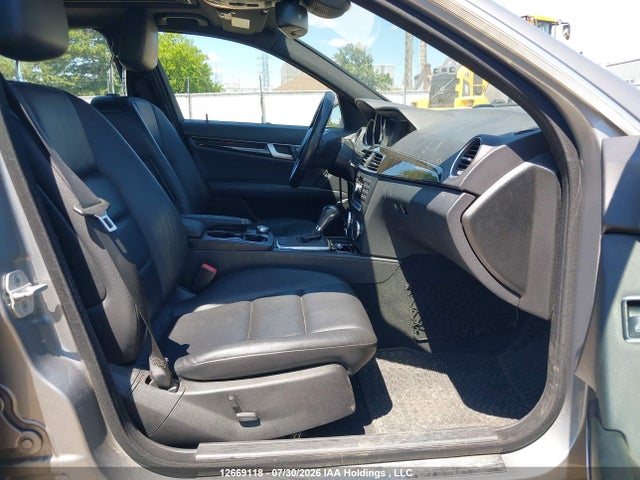 2013 Mercedes-benz C 350 4matic მანქანა იყიდება აუქციონზე, vin: WDDGF8JBXDA816182, აუქციონის ნომერი: 12669118