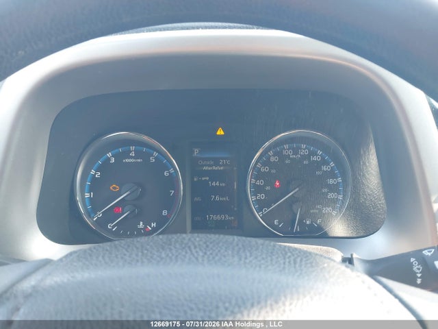2T3ZFREV5HW318220 Toyota RAV4 LE