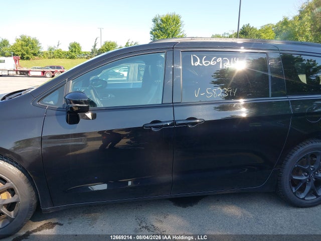 Chrysler Pacifica Limited 2025 2C4RC1GG6SR582394 Image 15