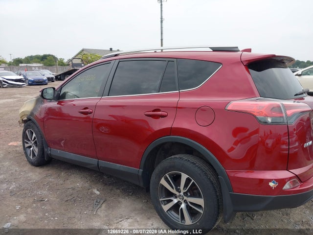 2T3BFREV4JW757111 Toyota RAV4 LE