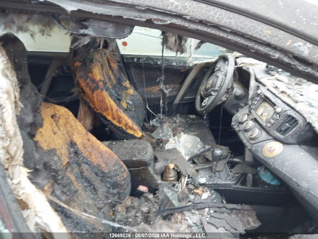 2T3BFREV4JW757111 Toyota RAV4 LE