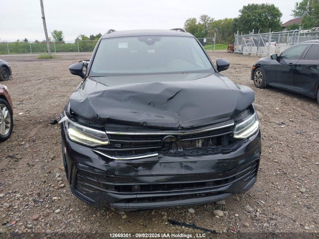 12669301 :رقم المزاد ، 3VV8B7AX4NM129270 vin ، 2022 Volkswagen Tiguan Comfortline R-line Black Edition مزاد بيع