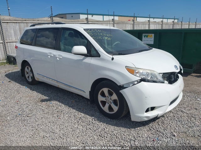 2013 Toyota Sienna Le მანქანა იყიდება აუქციონზე, vin: 5TDKK3DC4DS281988, აუქციონის ნომერი: 12669721
