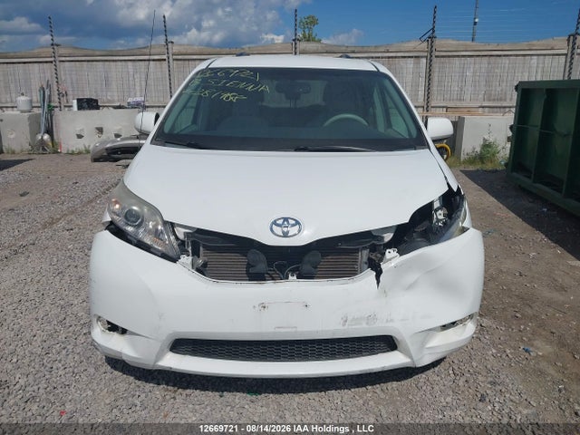 2013 Toyota Sienna Le მანქანა იყიდება აუქციონზე, vin: 5TDKK3DC4DS281988, აუქციონის ნომერი: 12669721