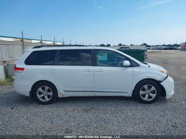 2013 Toyota Sienna Le მანქანა იყიდება აუქციონზე, vin: 5TDKK3DC4DS281988, აუქციონის ნომერი: 12669721