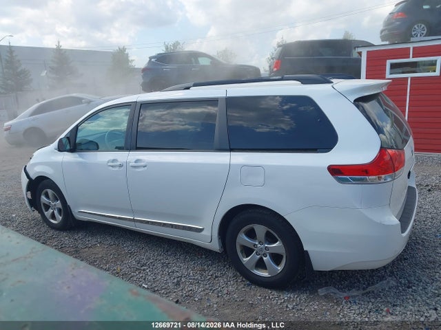 2013 Toyota Sienna Le მანქანა იყიდება აუქციონზე, vin: 5TDKK3DC4DS281988, აუქციონის ნომერი: 12669721