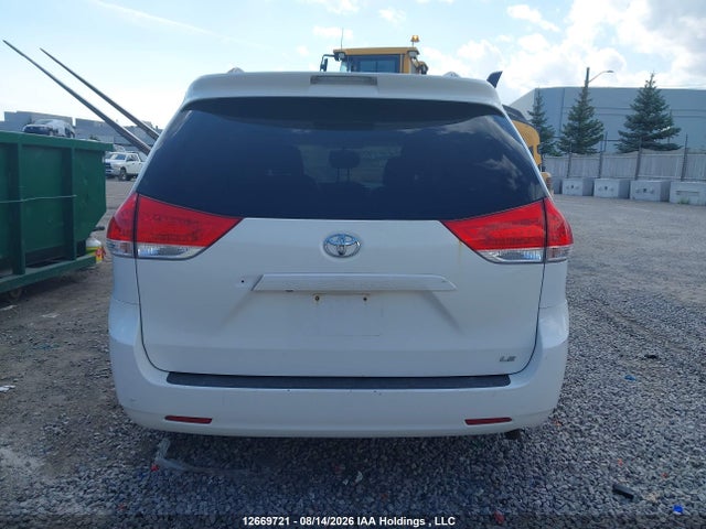 2013 Toyota Sienna Le მანქანა იყიდება აუქციონზე, vin: 5TDKK3DC4DS281988, აუქციონის ნომერი: 12669721
