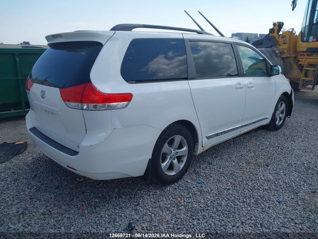 2013 Toyota Sienna Le მანქანა იყიდება აუქციონზე, vin: 5TDKK3DC4DS281988, აუქციონის ნომერი: 12669721