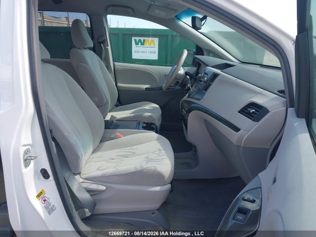 2013 Toyota Sienna Le მანქანა იყიდება აუქციონზე, vin: 5TDKK3DC4DS281988, აუქციონის ნომერი: 12669721