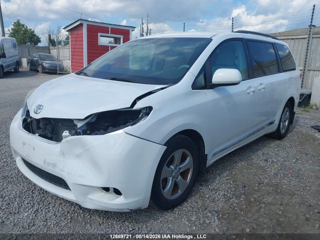 2013 Toyota Sienna Le მანქანა იყიდება აუქციონზე, vin: 5TDKK3DC4DS281988, აუქციონის ნომერი: 12669721