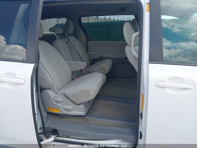 2013 Toyota Sienna Le მანქანა იყიდება აუქციონზე, vin: 5TDKK3DC4DS281988, აუქციონის ნომერი: 12669721