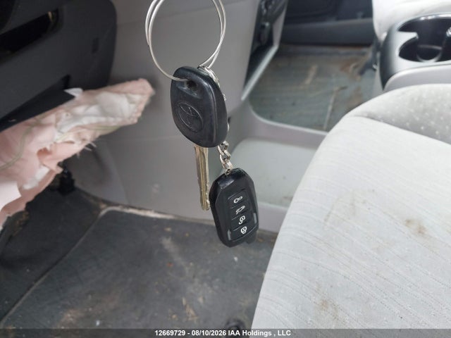 5TDJZ3DC7KS220185 Toyota Sienna Le 7-passenger