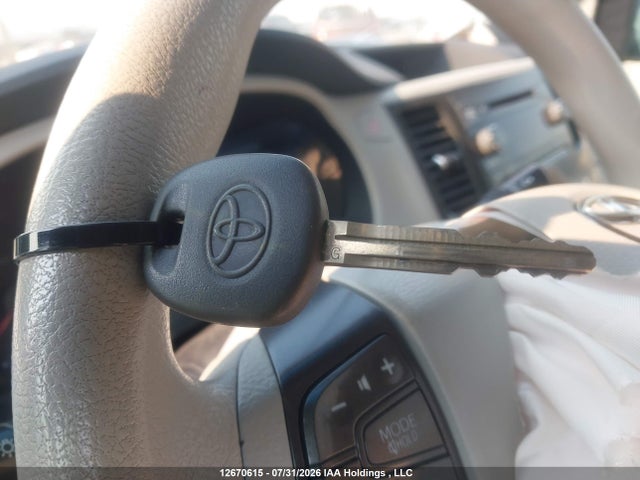 12670615 :رقم المزاد ، 5TDKK3DC0DS342432 vin ، 2013 Toyota Sienna Le مزاد بيع