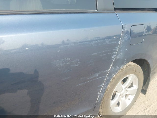 12670615 :رقم المزاد ، 5TDKK3DC0DS342432 vin ، 2013 Toyota Sienna Le مزاد بيع