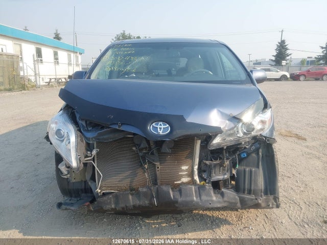 12670615 :رقم المزاد ، 5TDKK3DC0DS342432 vin ، 2013 Toyota Sienna Le مزاد بيع