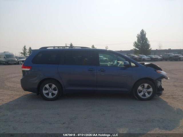 12670615 :رقم المزاد ، 5TDKK3DC0DS342432 vin ، 2013 Toyota Sienna Le مزاد بيع