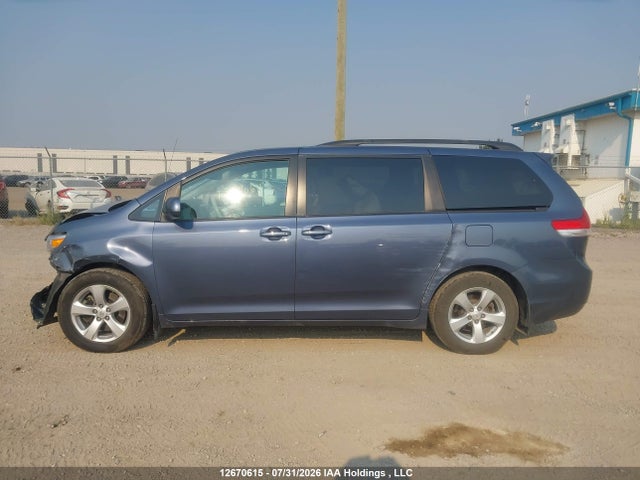 12670615 :رقم المزاد ، 5TDKK3DC0DS342432 vin ، 2013 Toyota Sienna Le مزاد بيع