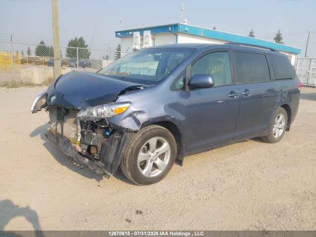 12670615 :رقم المزاد ، 5TDKK3DC0DS342432 vin ، 2013 Toyota Sienna Le مزاد بيع