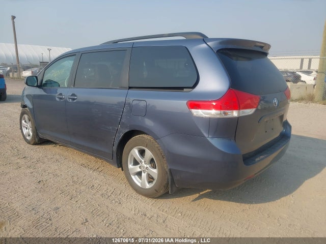 12670615 :رقم المزاد ، 5TDKK3DC0DS342432 vin ، 2013 Toyota Sienna Le مزاد بيع