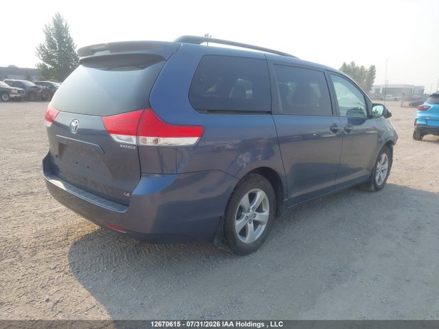 12670615 :رقم المزاد ، 5TDKK3DC0DS342432 vin ، 2013 Toyota Sienna Le مزاد بيع
