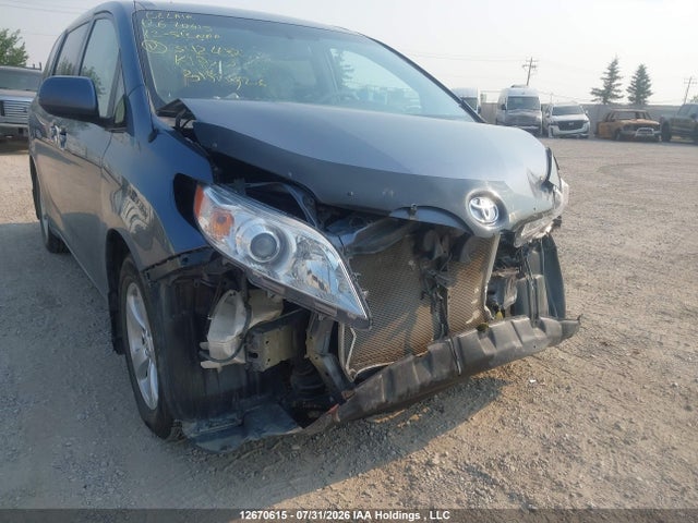12670615 :رقم المزاد ، 5TDKK3DC0DS342432 vin ، 2013 Toyota Sienna Le مزاد بيع