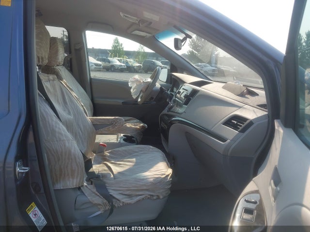 12670615 :رقم المزاد ، 5TDKK3DC0DS342432 vin ، 2013 Toyota Sienna Le مزاد بيع