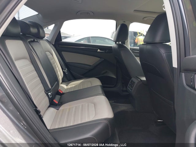 2015 Volkswagen Passat 1.8 Tsi Comfortline მანქანა იყიდება აუქციონზე, vin: 1VWBS7A38FC033062, აუქციონის ნომერი: 12671714