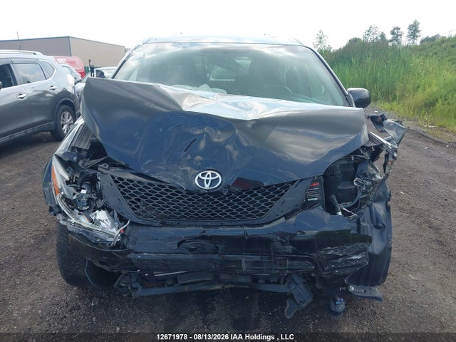 12671978 :رقم المزاد ، 5TDXZ3DC1HS805749 vin ، 2017 Toyota Sienna Se 8 Passenger مزاد بيع