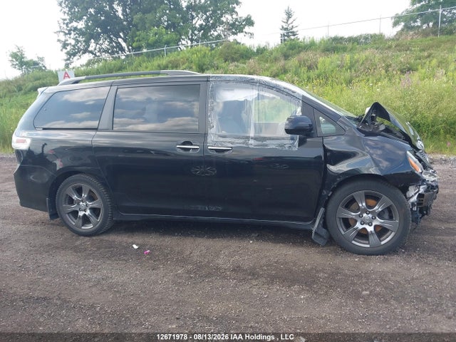 12671978 :رقم المزاد ، 5TDXZ3DC1HS805749 vin ، 2017 Toyota Sienna Se 8 Passenger مزاد بيع