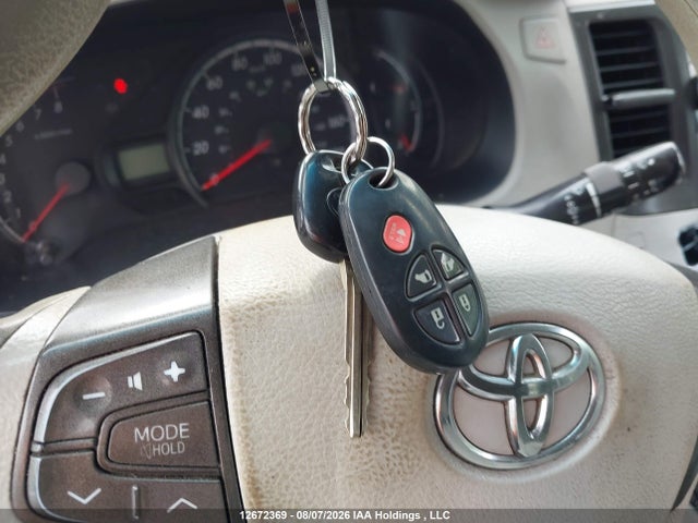 12672369 :رقم المزاد ، 5TDKK3DC6ES516926 vin ، 2014 Toyota Sienna Le 8 Passenger مزاد بيع