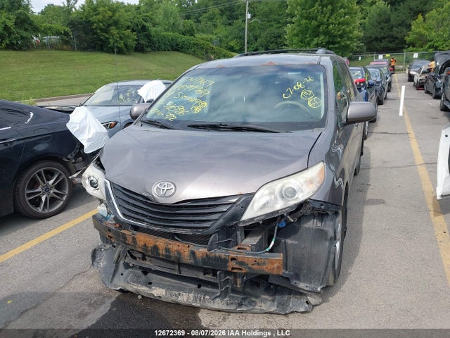 12672369 :رقم المزاد ، 5TDKK3DC6ES516926 vin ، 2014 Toyota Sienna Le 8 Passenger مزاد بيع