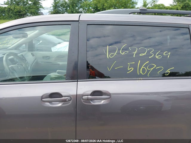 12672369 :رقم المزاد ، 5TDKK3DC6ES516926 vin ، 2014 Toyota Sienna Le 8 Passenger مزاد بيع
