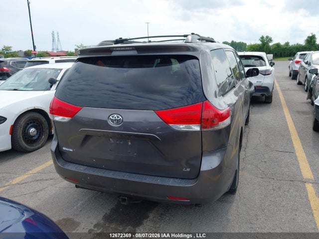 12672369 :رقم المزاد ، 5TDKK3DC6ES516926 vin ، 2014 Toyota Sienna Le 8 Passenger مزاد بيع