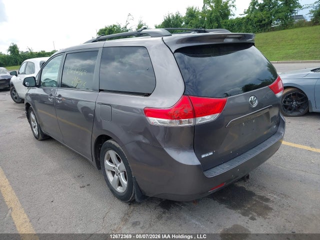12672369 :رقم المزاد ، 5TDKK3DC6ES516926 vin ، 2014 Toyota Sienna Le 8 Passenger مزاد بيع