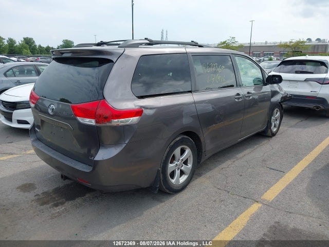 12672369 :رقم المزاد ، 5TDKK3DC6ES516926 vin ، 2014 Toyota Sienna Le 8 Passenger مزاد بيع